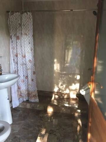 Фото номера Двухместный номер с 2 отдельными кроватями и общей ванной комнатой Гостевой дом Vila "La Doua Stiuci" г. Дунавэцу-де-Жос 8